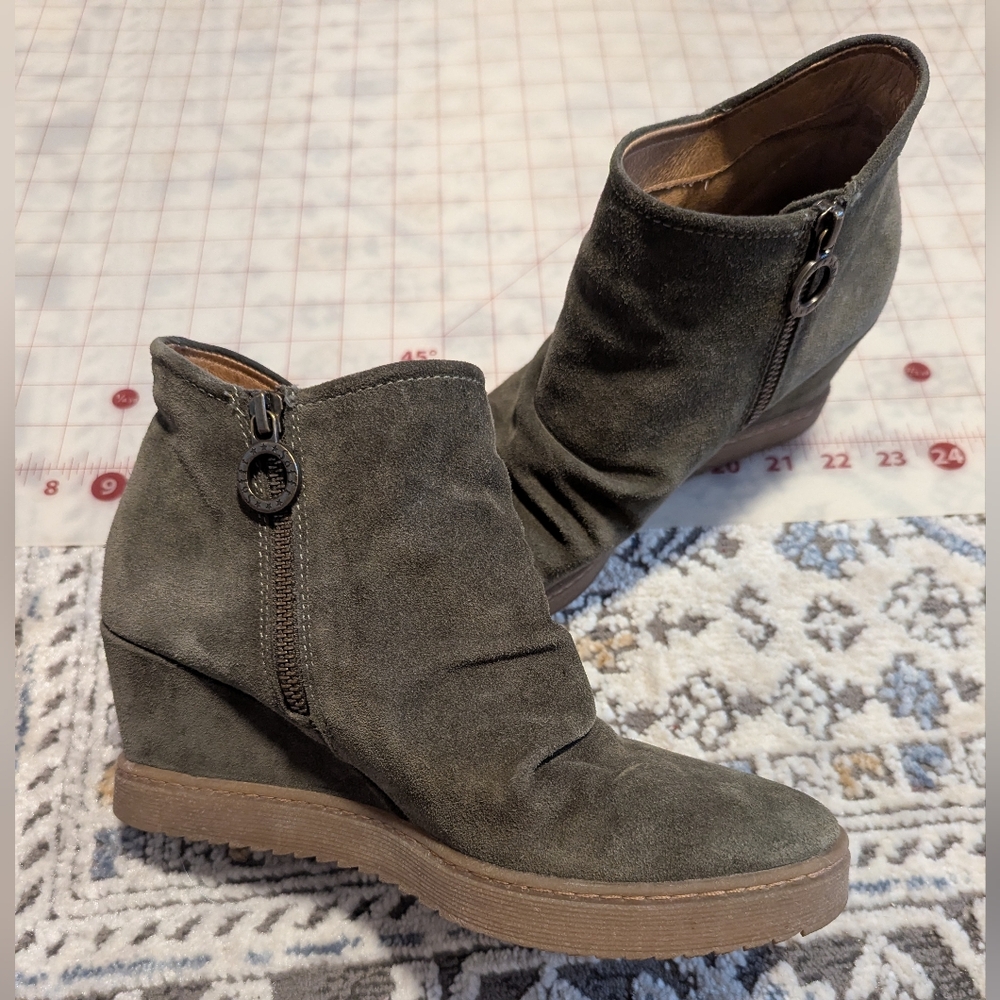 Söft Brand Women's Suede Wedge Booties Size 9
